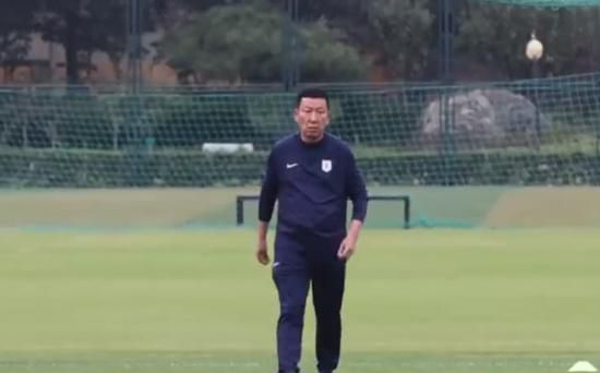 本是生果店小伴计的成年夜器（黄晓明 饰），在上海投向权倾一时的巡捕房探长洪寿亭（洪金宝 饰）旗下，任职赌场打手，被洪寿亭的老婆凌沪生（袁莉 饰）慧眼欣赏，培养年夜器敏捷出人头地。成年夜器颇具江湖手段，不但敢打敢拼，还擅于各方构和，愿意好处同享，常常能化干戈为财宝，令他终究成为 上海一代枭雄之首。成年夜器少年得志，交上了上海第一佳丽“溢春园阿宝”（莫小棋 饰），阿宝对王公富商都不假辞色，但对年夜器却一往情深，惋惜她发现了不管年夜器若何疼她宠她，她在年夜器的心目中永久都只能是第二位，第一名始终是两小无猜、消息全无的叶知秋（袁泉 饰）。多年后，人到中年的成年夜器（周润发 饰），已经是一方之雄，名誉与地位已超出了师父洪寿亭。在上海几近已无人匹敌，但外敌蠢动的野心与蛮横，成为他的最年夜困难。此时，昔时救他一命的茅载（吴镇宇 饰）已成为年夜间谍头子，野心勃勃，以机谋私，令成年夜器不能不打算好“杀出一条血路”。而就在这时候，他竟重遇了多年不见的叶知秋，同时发现本来她已作人妇……